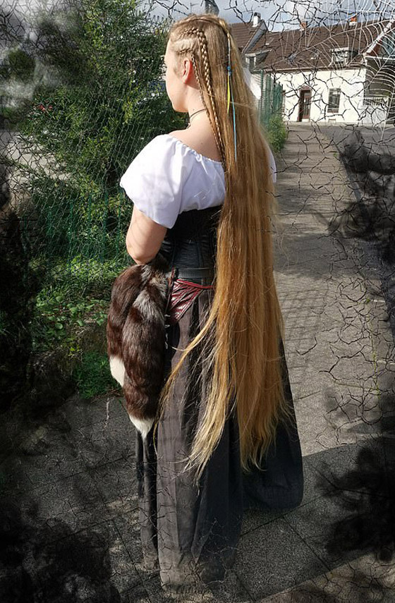 لم تقصّه منذ 15 عاما.. فتاة ألمانية تنتظر أن يصل شعرها لكاحليها! صورة رقم 4
