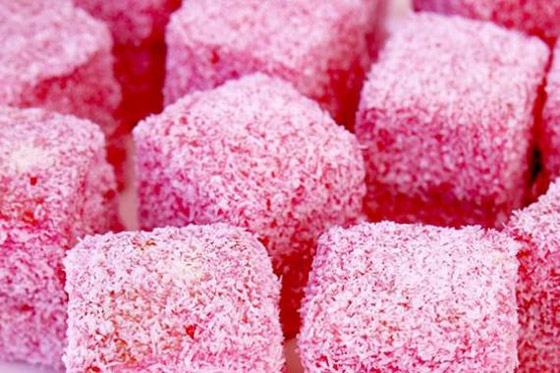 لمحبي الحلويات الصغيرة.. طريقة تحضير حلوى كيك لامنجتون الوردي صورة رقم 6