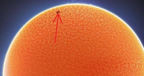 صورة مذهلة ومميزة ترصد لحظة مرور محطة الفضاء الدولية أمام الشمس صورة رقم 1