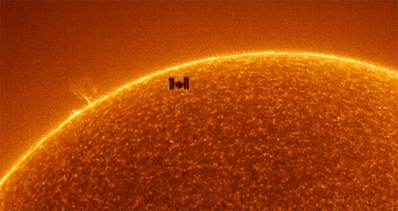 صورة مذهلة ومميزة ترصد لحظة مرور محطة الفضاء الدولية أمام الشمس صورة رقم 5
