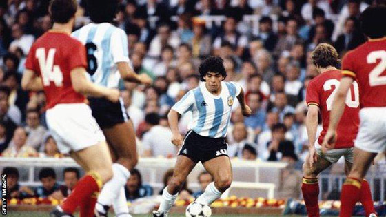 وفاة أسطورة كرة القدم الأرجنتيني دييغو مارادونا صورة رقم 10