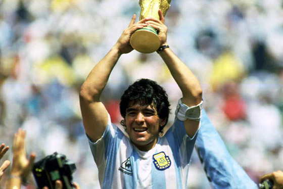 وفاة أسطورة كرة القدم الأرجنتيني دييغو مارادونا صورة رقم 2