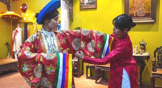 فيتنامي يجذب الشباب بأزياء من الحقبة الامبراطورية صممها بلمسة عصرية صورة رقم 2