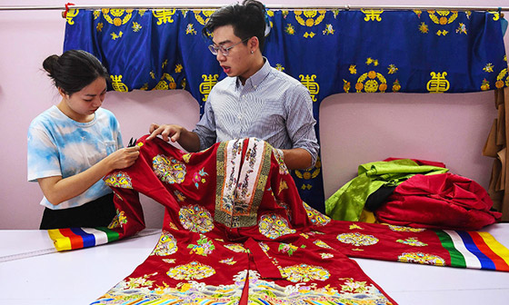 فيتنامي يجذب الشباب بأزياء من الحقبة الامبراطورية صممها بلمسة عصرية صورة رقم 3