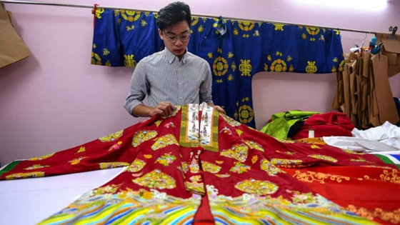 فيتنامي يجذب الشباب بأزياء من الحقبة الامبراطورية صممها بلمسة عصرية صورة رقم 4