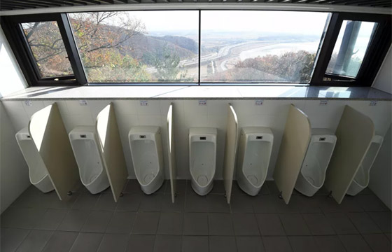 المكان المرغوب! مراحيض ودورات مياه عجيبة في مواقع غريبة حول العالم صورة رقم 23