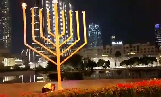 دبي: إضاءة شمعدان ضخم أمام برج خليفة بمناسبة عيد الأنوار اليهودي صورة رقم 1