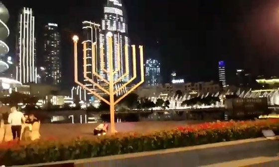 دبي: إضاءة شمعدان ضخم أمام برج خليفة بمناسبة عيد الأنوار اليهودي صورة رقم 2