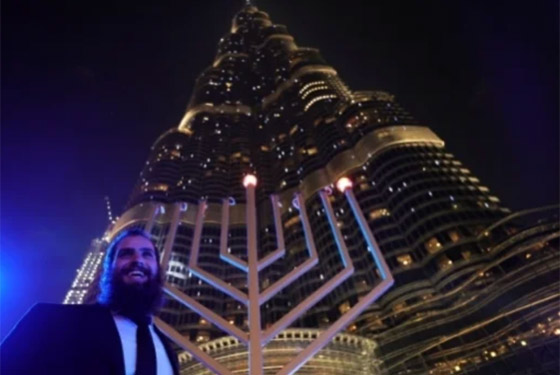 دبي: إضاءة شمعدان ضخم أمام برج خليفة بمناسبة عيد الأنوار اليهودي صورة رقم 4