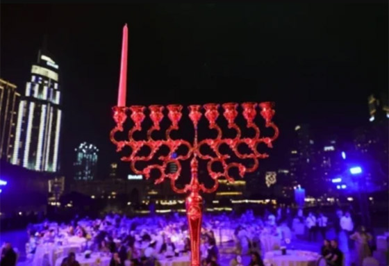 دبي: إضاءة شمعدان ضخم أمام برج خليفة بمناسبة عيد الأنوار اليهودي صورة رقم 6