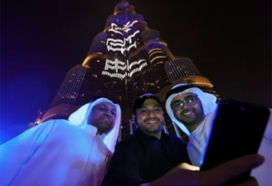 دبي: إضاءة شمعدان ضخم أمام برج خليفة بمناسبة عيد الأنوار اليهودي صورة رقم 9
