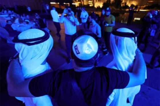 دبي: إضاءة شمعدان ضخم أمام برج خليفة بمناسبة عيد الأنوار اليهودي صورة رقم 10