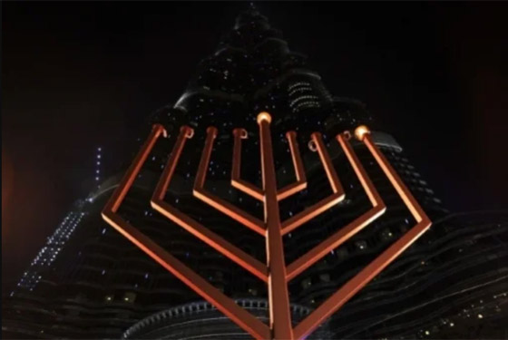 دبي: إضاءة شمعدان ضخم أمام برج خليفة بمناسبة عيد الأنوار اليهودي صورة رقم 11