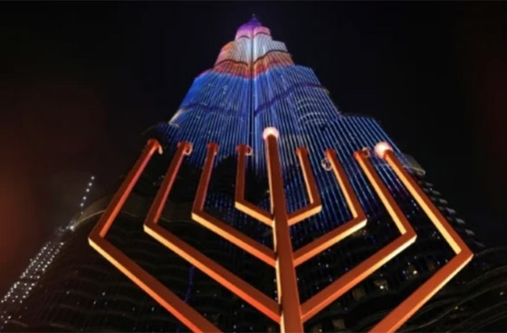 دبي: إضاءة شمعدان ضخم أمام برج خليفة بمناسبة عيد الأنوار اليهودي صورة رقم 12