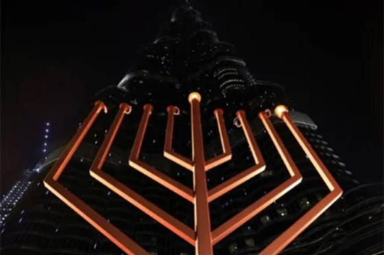 دبي: إضاءة شمعدان ضخم أمام برج خليفة بمناسبة عيد الأنوار اليهودي صورة رقم 14