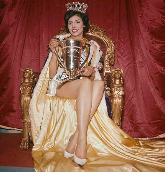 وفاة ملكة جمال العالم دهسا بحافلة في الأرجنتين (صور) صورة رقم 1