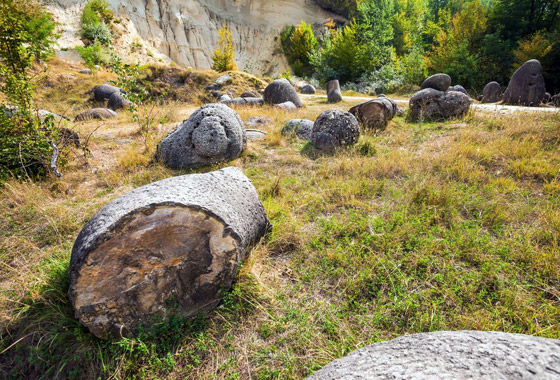 صخور غريبة غامضة تنمو وتتحرك في رومانيا.. ما الأمر؟ صورة رقم 3