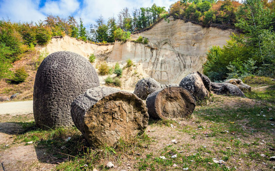 صخور غريبة غامضة تنمو وتتحرك في رومانيا.. ما الأمر؟ صورة رقم 1