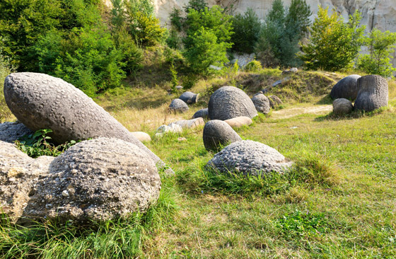 صخور غريبة غامضة تنمو وتتحرك في رومانيا.. ما الأمر؟ صورة رقم 8