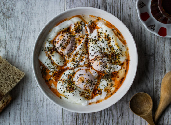 لبن وبهارات مع بيض مسلوق.. طبق تشيلبير التركي لتجربة إفطار مميزة صورة رقم 2