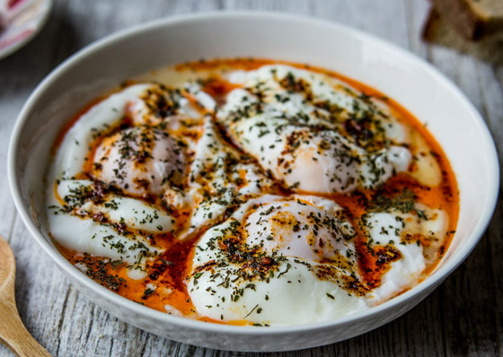 لبن وبهارات مع بيض مسلوق.. طبق تشيلبير التركي لتجربة إفطار مميزة صورة رقم 4