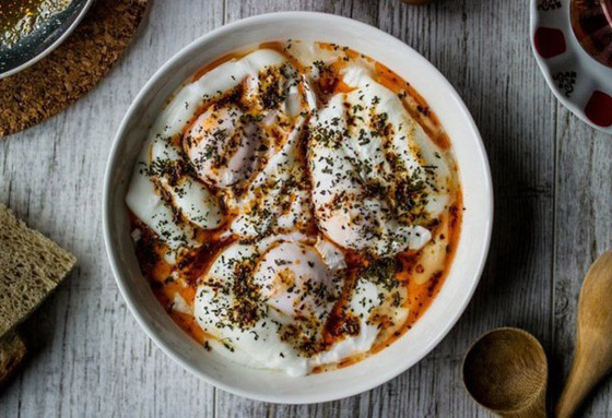 لبن وبهارات مع بيض مسلوق.. طبق تشيلبير التركي لتجربة إفطار مميزة صورة رقم 8