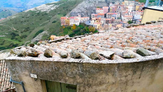 بلدة إيطالية تعرض منازلها للبيع مقابل يورو واحد فقط لجلب سكان جدد! صور صورة رقم 2