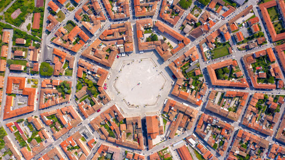 يمكن رؤيتها من الأعلى.. إليكم أجمل المدن نجمية الشكل في أوروبا صورة رقم 4