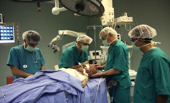 سبب ارتداء الأطباء اللون الأخضر أو الأزرق خلال الجراحة والعمليات صورة رقم 4