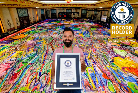 أكبر لوحة قماشية فنية في العالم في دبي صورة رقم 1