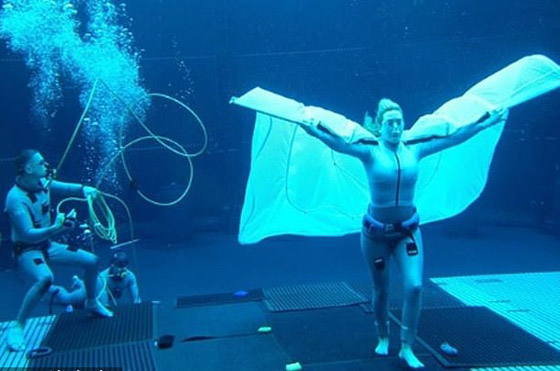 الممثلة كيت وينسلت تحكي تجربتها بالبقاء تحت الماء 7 دقائق: هل أنا ميتة؟ صورة رقم 1