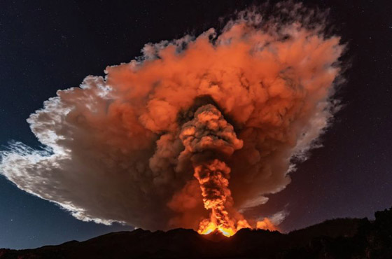 اندلاع بركان جبل إتنا يضيء سماء صقلية ليلا صورة رقم 2