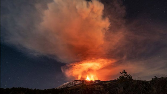اندلاع بركان جبل إتنا يضيء سماء صقلية ليلا صورة رقم 1