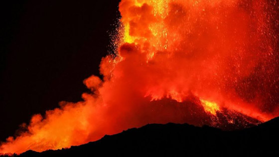 اندلاع بركان جبل إتنا يضيء سماء صقلية ليلا صورة رقم 6