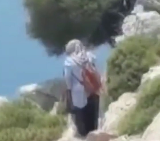 فيديو صادم يظهر اللحظات الأخيرة للتركية التي دفعها زوجها من الجبل صورة رقم 2