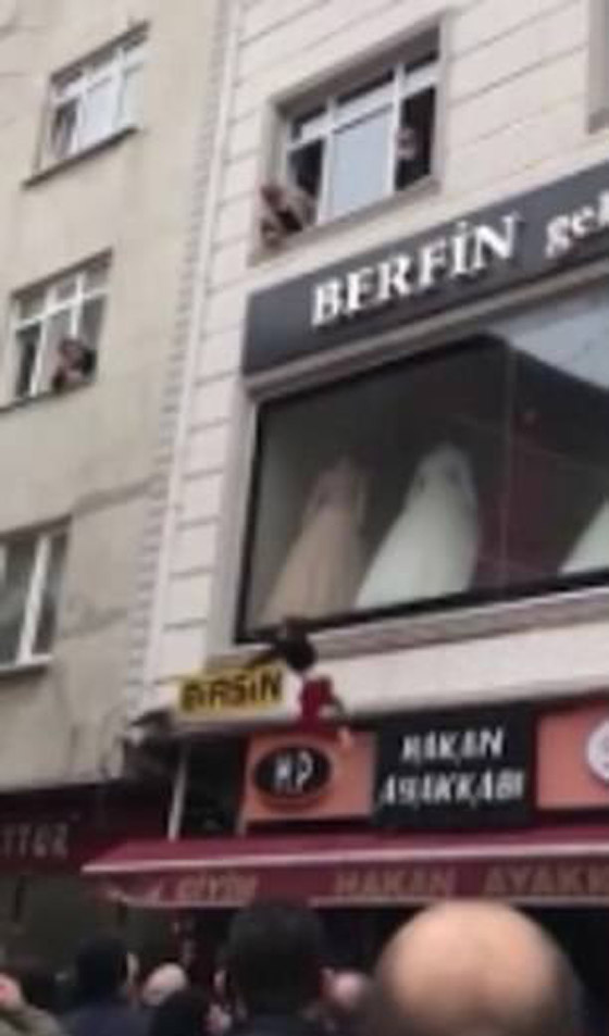 فيديو مؤثر لامرأة تركية تلقي أطفالها من النافذة لإنقاذهم من حريق بالمنزل صورة رقم 7
