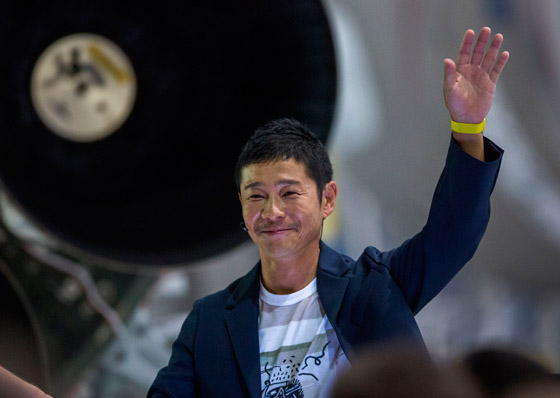ملياردير ياباني يبحث عن 8 أشخاص لمرافقته في رحلة مجانية إلى القمر صورة رقم 5