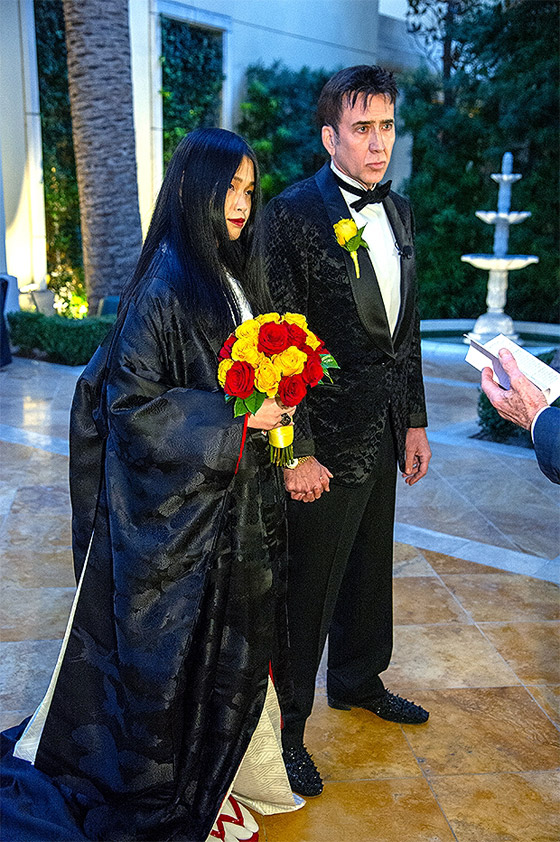 نيكولاس كيدج يتزوَّج للمرة الخامسة! عروسه الجديدة يابانية، والزفاف حضرته زوجته السابقة  صورة رقم 8