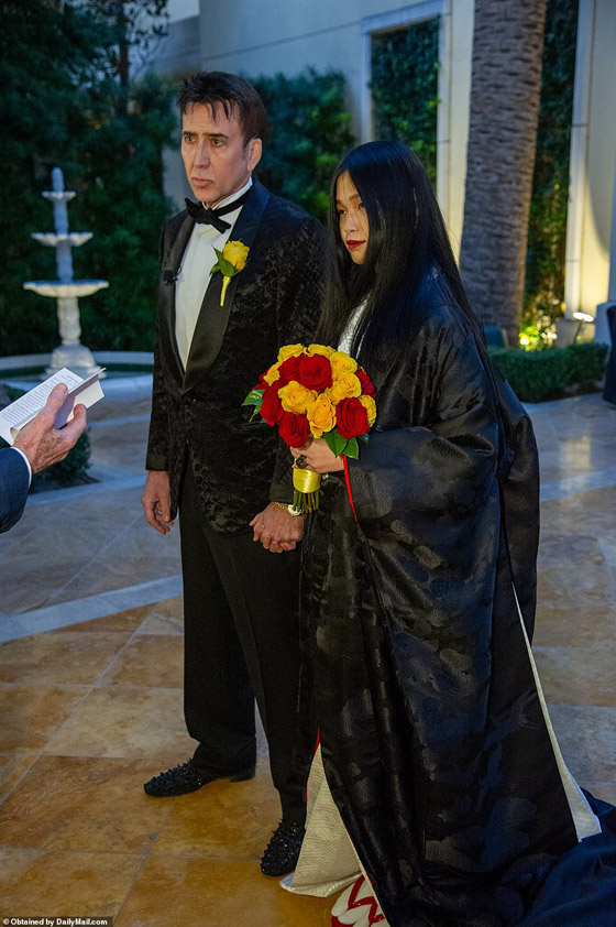 نيكولاس كيدج يتزوَّج للمرة الخامسة! عروسه الجديدة يابانية، والزفاف حضرته زوجته السابقة  صورة رقم 4