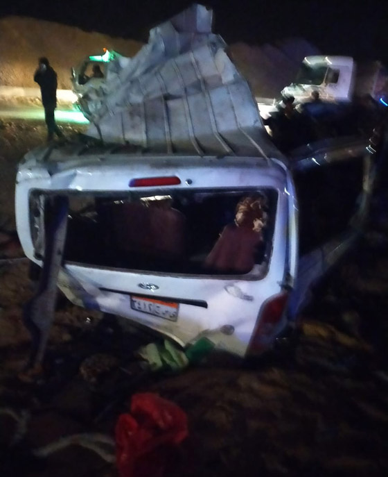 18 قتيلا بينهم أطفال بحادث سير بمصر.. شاحنة انقلبت على حافلة ودمرتها صورة رقم 4