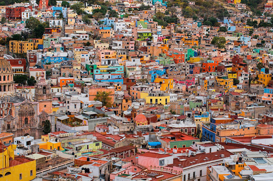 صور مدهشة: أجواء من التفاؤل والفرح في أجمل المدن الملونة حول العالم صورة رقم 6