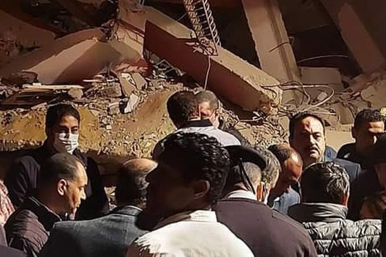 بالفيديو والصور.. انهيار عقار من 10 طوابق في القاهرة صورة رقم 3