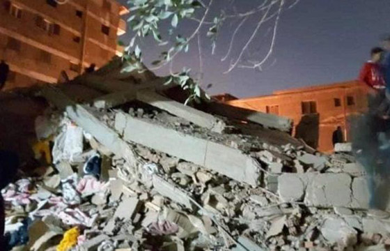 بالفيديو والصور.. انهيار عقار من 10 طوابق في القاهرة صورة رقم 8