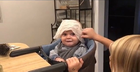 فيديو طريف: طفلة شقية تضع وشما كبيرا ملونا على جبين شقيقها الرضيع المبتسم صورة رقم 3