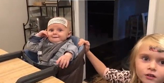 فيديو طريف: طفلة شقية تضع وشما كبيرا ملونا على جبين شقيقها الرضيع المبتسم صورة رقم 4