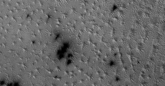 علماء الفلك يفكون لغز (عناكب المريخ) الذي حيّرهم لسنوات! صورة رقم 4