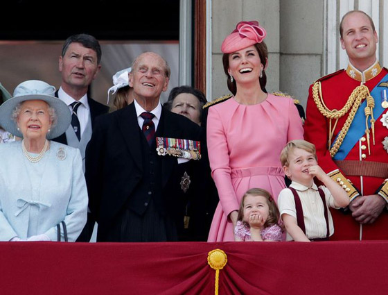 قواعد وقوانين غريبة يلتزم بها أفراد العائلة المالكة منذ ولادتهم! صورة رقم 7
