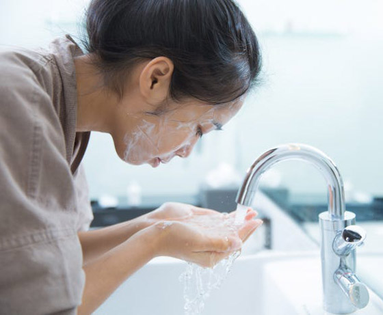 كم مرة يجب أن تغسل وجهك في اليوم؟ وبالماء البارد أو الساخن؟ صورة رقم 1