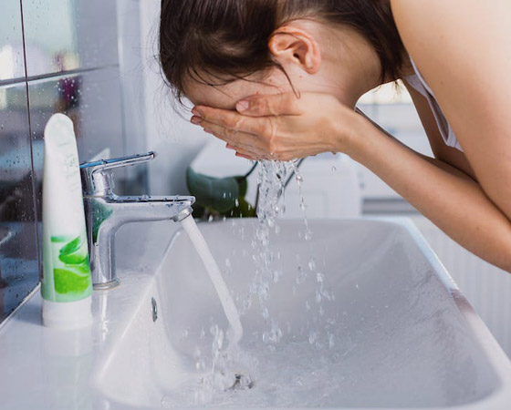 كم مرة يجب أن تغسل وجهك في اليوم؟ وبالماء البارد أو الساخن؟ صورة رقم 5