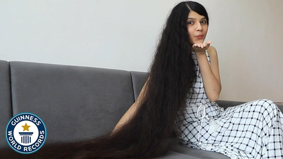 صاحبة أطول شعر بالعالم تقصه وتتبرع به لمتحف أمريكي (فيديو) صورة رقم 3